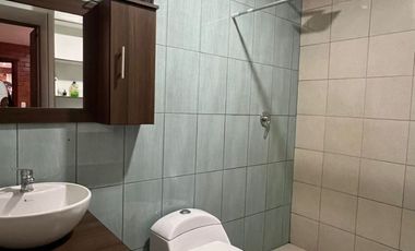 Venta de casa en Cuenca, sector Chilcapamba, amplio terreno.