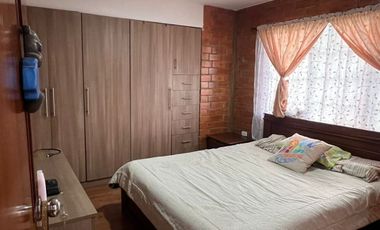 Venta de casa en Cuenca, sector Chilcapamba, amplio terreno.