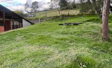 Venta de casa en Cuenca, sector Chilcapamba, amplio terreno.