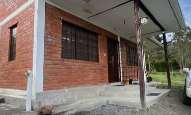 Venta de casa en Cuenca, sector Chilcapamba, amplio terreno.