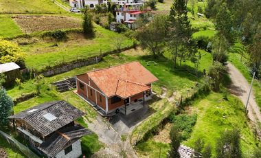 Venta de casa en Cuenca, sector Chilcapamba, amplio terreno.