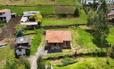 Venta de casa en Cuenca, sector Chilcapamba, amplio terreno.