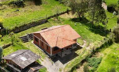 Venta de casa en Cuenca, sector Chilcapamba, amplio terreno.