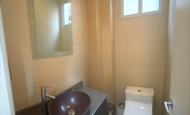 Departamento de 1 dormitorio en Santa Cecilia – Planta baja con parqueo y seguridad