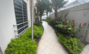 Departamento de 1 dormitorio en Santa Cecilia – Planta baja con parqueo y seguridad