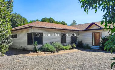 Leon Propiedades vende o arrienda con compromiso de compra, sitio con casa en excelente sector Lo Águila centro, Curacaví.