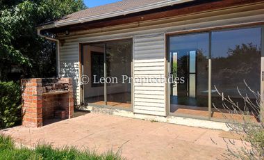 Leon Propiedades vende o arrienda con compromiso de compra, sitio con casa en excelente sector Lo Águila centro, Curacaví.