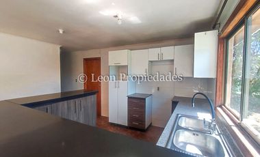 Leon Propiedades vende o arrienda con compromiso de compra, sitio con casa en excelente sector Lo Águila centro, Curacaví.