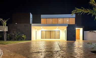 Casa Residencial 2 niveles en Venta en Privada al Norte de Ciudad de Merida