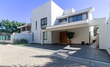 Casa en Valle Real con alberca