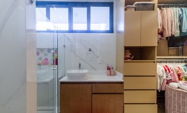 Casa en Valle Real con alberca