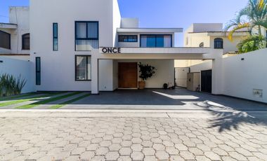 Casa en Valle Real con alberca