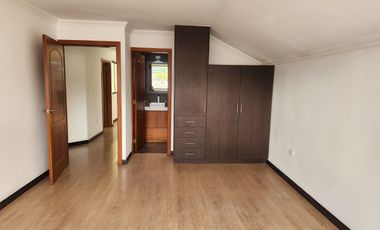 EN RENTA departamento de 3 dormitorios sector Av. Paucarbamba