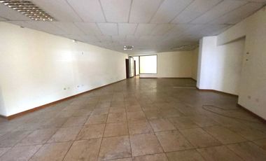 AMPLIO LOCAL COMERCIAL EN ARRIENDO | 290 m² + 9 PARQUEOS | ZONA AV. 10 DE AGOSTO