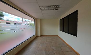 AMPLIO LOCAL COMERCIAL EN ARRIENDO | 290 m² + 9 PARQUEOS | ZONA AV. 10 DE AGOSTO