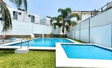 CASA CON ALBERCA EN ÁREA COMÚN EN EMILIANO ZAPATA