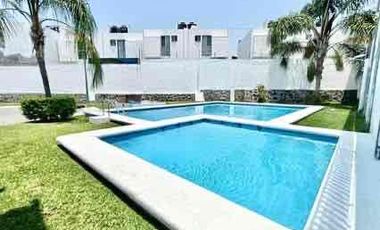 CASA CON ALBERCA EN ÁREA COMÚN EN EMILIANO ZAPATA