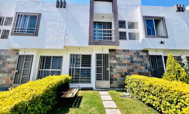 CASA CON ALBERCA EN ÁREA COMÚN EN EMILIANO ZAPATA