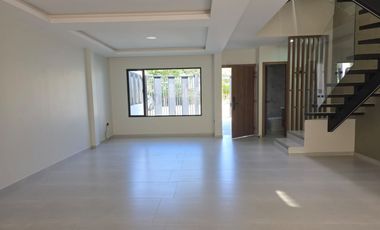 CASA INDEPENDIENTE MODERNA EN VENTA | 3 DORMITORIOS | VISTA AL RÍO | UCUBAMBA