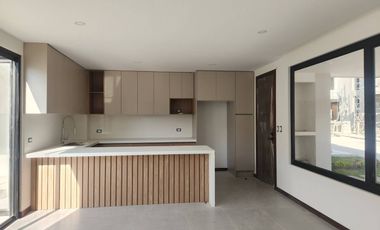 En venta casa elegante de 2 pisos en Condominio Privado en Challuabamba