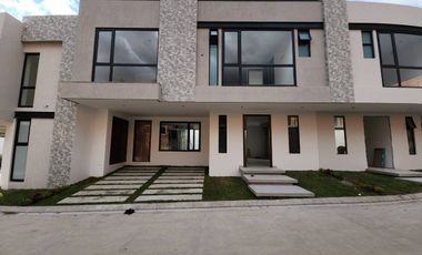 En venta casa elegante de 2 pisos en Condominio Privado en Challuabamba