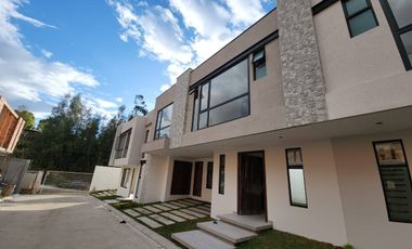 En venta casa elegante de 2 pisos en Condominio Privado en Challuabamba