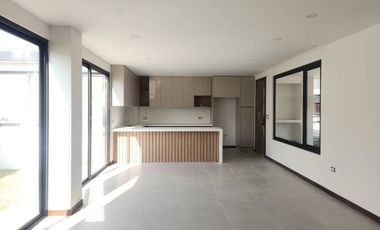 En venta casa elegante de 2 pisos en Condominio Privado en Challuabamba