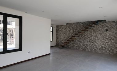 En venta casa elegante de 2 pisos en Condominio Privado en Challuabamba