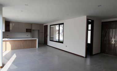 En venta casa elegante de 2 pisos en Condominio Privado en Challuabamba