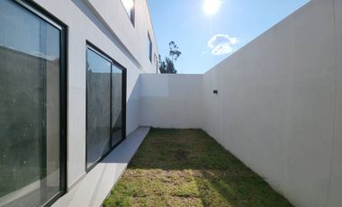 En venta casa elegante de 2 pisos en Condominio Privado en Challuabamba