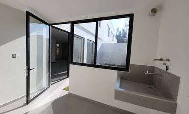 En venta casa elegante de 2 pisos en Condominio Privado en Challuabamba