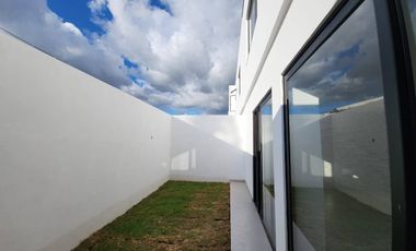 En venta casa elegante de 2 pisos en Condominio Privado en Challuabamba