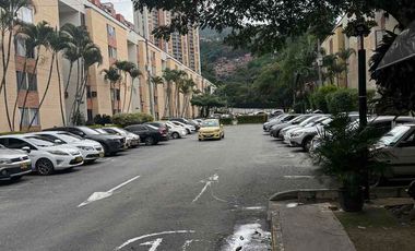 vendo apartamnto en Itagui Santa María 
Centro de la moda 3 alcobas 2 baños parqueaderos comunes