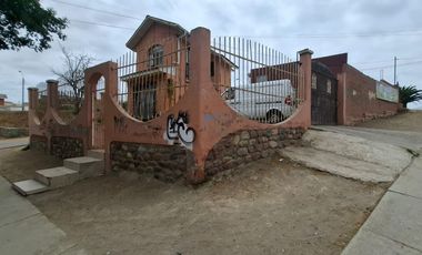 Casa aislada 3D 1B avenida principal sector Sindempart
