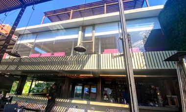 Casa en primera línea al mar, Av. Grecia, sector sur.