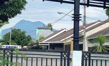 DIJUAL RUMAH – LOKASI STRATEGIS
Perum Residens Laguna, Jl. Yos Sudarso (depan Illira Hotel)