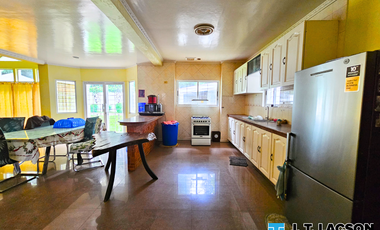 🏡 𝟰𝗕𝗥 𝗛𝗼𝗺𝗲 𝗼𝗻 𝗮𝗻 𝗘𝘅𝗽𝗮𝗻𝘀𝗶𝘃𝗲 𝟴𝟮𝟲 𝘀𝗾𝗺 𝗟𝗼𝘁 – 𝗙𝗼𝗿 𝗦𝗮𝗹𝗲 𝗮𝘁 ₱𝟴.𝟱 𝗠𝗶𝗹𝗹𝗶𝗼𝗻