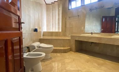 Disewa Rumah 4Br di Area Elite Darmawangsa, Cocok untuk Silent Office atau Rumah Pribadi. Pakai Kolam Renang dan Taman Luas, Jakarta Selatan