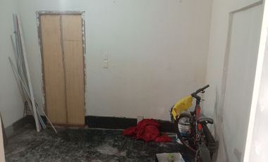 VENTA DE CASA COMO TERRENO, DE 3 NIVELES, 2 MINI-DEPARTAMENTOS, JARDIN, COCHERA, AZOTEA TECHADA