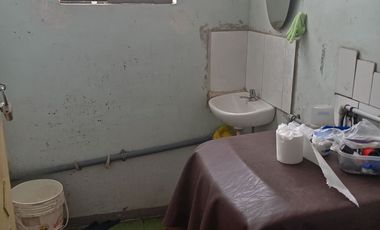 VENTA DE CASA COMO TERRENO, DE 3 NIVELES, 2 MINI-DEPARTAMENTOS, JARDIN, COCHERA, AZOTEA TECHADA
