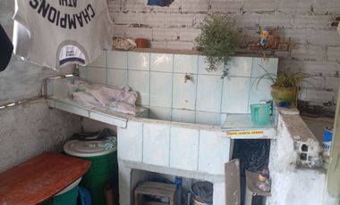 VENTA DE CASA COMO TERRENO, DE 3 NIVELES, 2 MINI-DEPARTAMENTOS, JARDIN, COCHERA, AZOTEA TECHADA