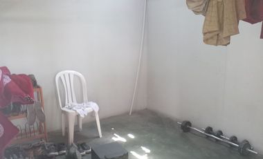 VENTA DE CASA COMO TERRENO, DE 3 NIVELES, 2 MINI-DEPARTAMENTOS, JARDIN, COCHERA, AZOTEA TECHADA