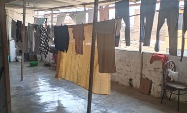 VENTA DE CASA COMO TERRENO, DE 3 NIVELES, 2 MINI-DEPARTAMENTOS, JARDIN, COCHERA, AZOTEA TECHADA