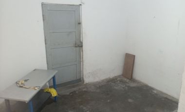 VENTA DE CASA COMO TERRENO, DE 3 NIVELES, 2 MINI-DEPARTAMENTOS, JARDIN, COCHERA, AZOTEA TECHADA