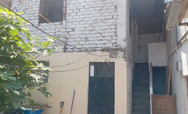 VENTA DE CASA COMO TERRENO, DE 3 NIVELES, 2 MINI-DEPARTAMENTOS, JARDIN, COCHERA, AZOTEA TECHADA