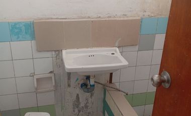 VENTA DE CASA COMO TERRENO, DE 3 NIVELES, 2 MINI-DEPARTAMENTOS, JARDIN, COCHERA, AZOTEA TECHADA