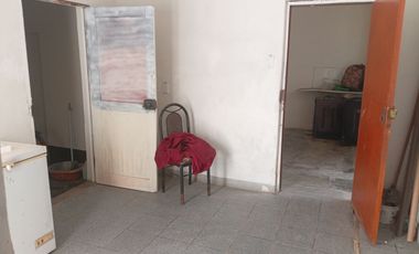 VENTA DE CASA COMO TERRENO, DE 3 NIVELES, 2 MINI-DEPARTAMENTOS, JARDIN, COCHERA, AZOTEA TECHADA