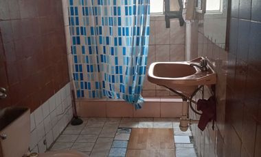 VENTA DE CASA COMO TERRENO, DE 3 NIVELES, 2 MINI-DEPARTAMENTOS, JARDIN, COCHERA, AZOTEA TECHADA