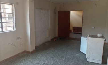 VENTA DE CASA COMO TERRENO, DE 3 NIVELES, 2 MINI-DEPARTAMENTOS, JARDIN, COCHERA, AZOTEA TECHADA