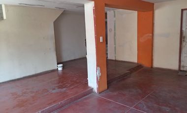 VENTA DE CASA COMO TERRENO, DE 3 NIVELES, 2 MINI-DEPARTAMENTOS, JARDIN, COCHERA, AZOTEA TECHADA